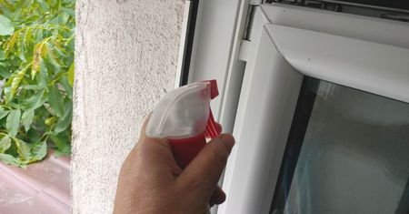 Spryskaj ramy okien i futryny drzwi. Żaden komar ani mucha nie wleci