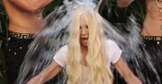 Donatella Versace zrobiła ALS Ice Bucket Challenge. Za jej plecami stoją... [wideo]