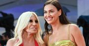 Zjawiskowa Irina Shayk w objęciach 63-letniej Donatelli Versace! To było prawdziwe show na czerwonym dywanie w Wenecji!