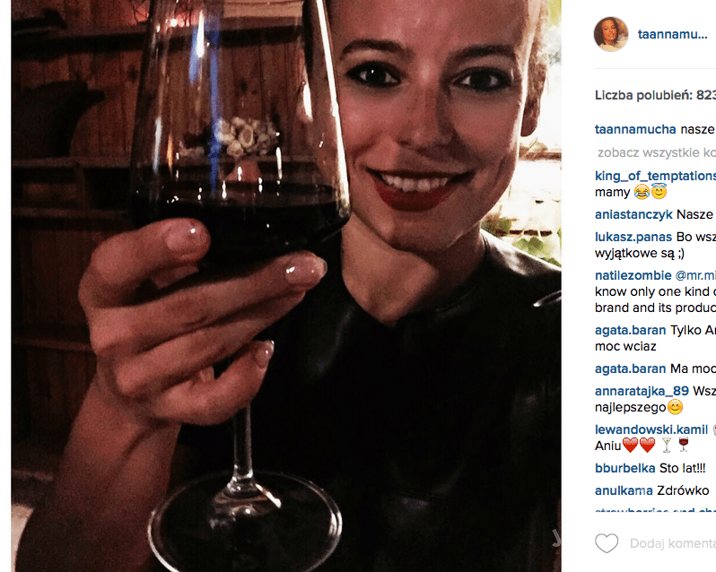 Anna Mucha na Instagramie z czerwonym winem
