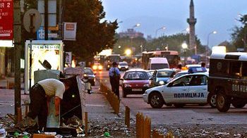 Eksperci policyjni na miejscu eksplozji bomby, jednej z dwóch jakie eksplodowały w koszach na śmieci