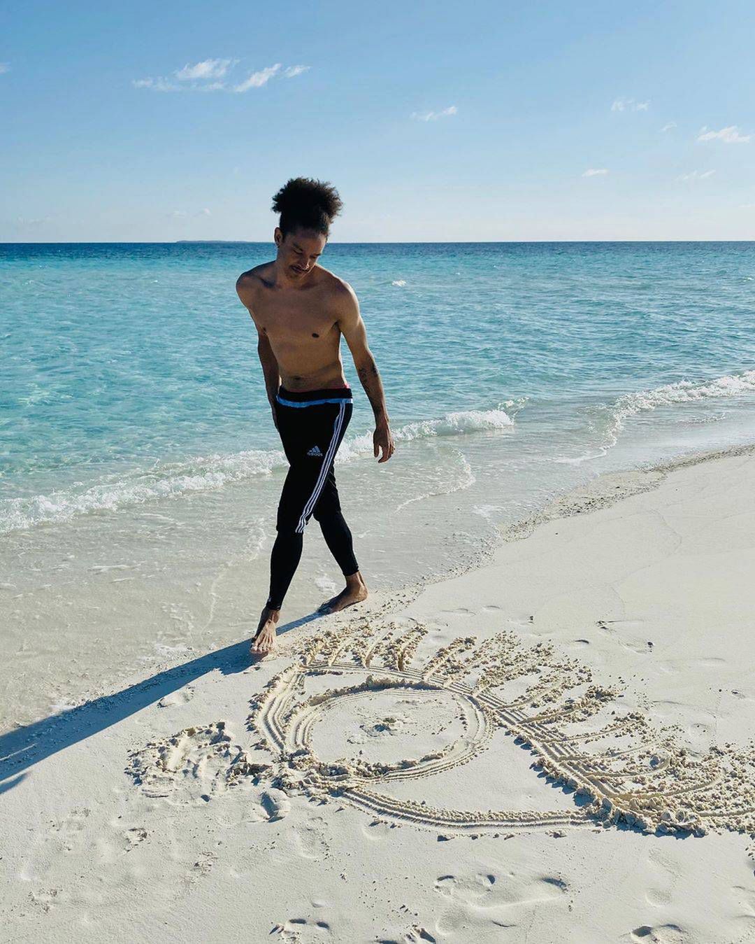 Ahlamalik Williams na plaży - walentynki 2020
