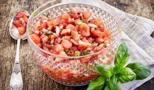 Tatar z pomidorów i oliwek z mozzarellą