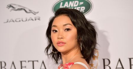 Lana Condor w zmysłowej kreacji na Złotych Globach. Wystarczyło, że zdjęła płaszcz