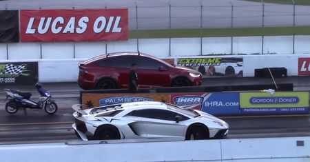 Tesla miażdży lamborghini w wyścigu 1/4 mili. Bije przy tym rekord świata