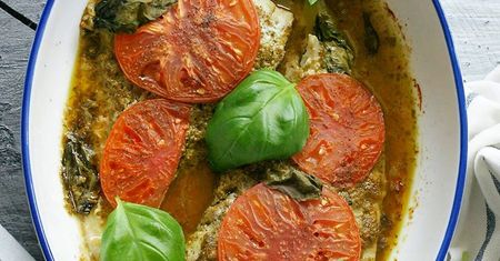 Pieczony dorsz w bazyliowym pesto