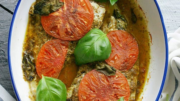 Pieczony dorsz w bazyliowym pesto