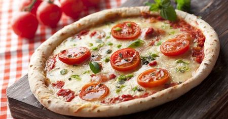 Kamień do pizzy do 250 zł. Zrobi z twojego piekarnika piec chlebowy