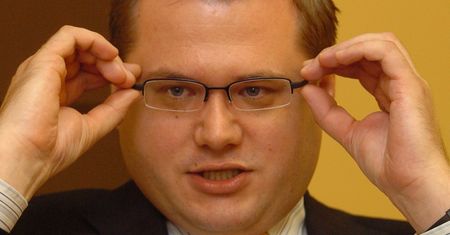 Ze śrubokrętem na Tuska. Zobacz kim jest ambasador, który odkręcił pamiątkową tablicę
