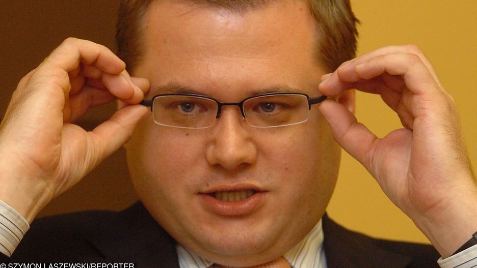 MSZ twierdzi, że ambasador Andrzej Sadoś odkręcił tablicę z powodu remontu