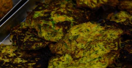 Wegańskie kiełbasy, parówki i burgery. Co mają w składzie?