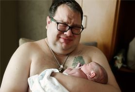 Ojciec, którego zdjęcie obiegło internet powitał na świecie drugie tęczowe dziecko