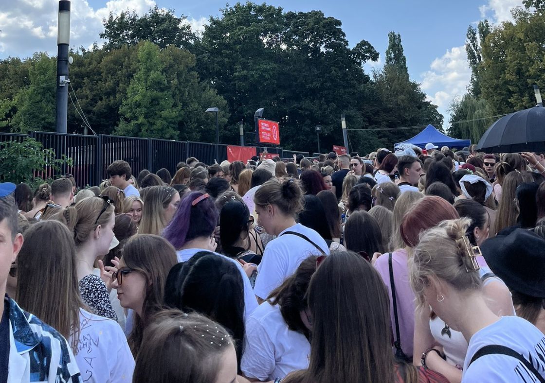 Kolejka przed wejściem na koncert Taylor Swift w Warszawie