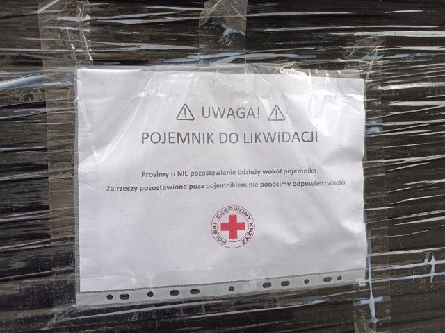 Koniec z kontenerami PCK na używaną odzież. Mieszkańcy wykorzystują je jako pojemniki na odpady (zdjęcia)
