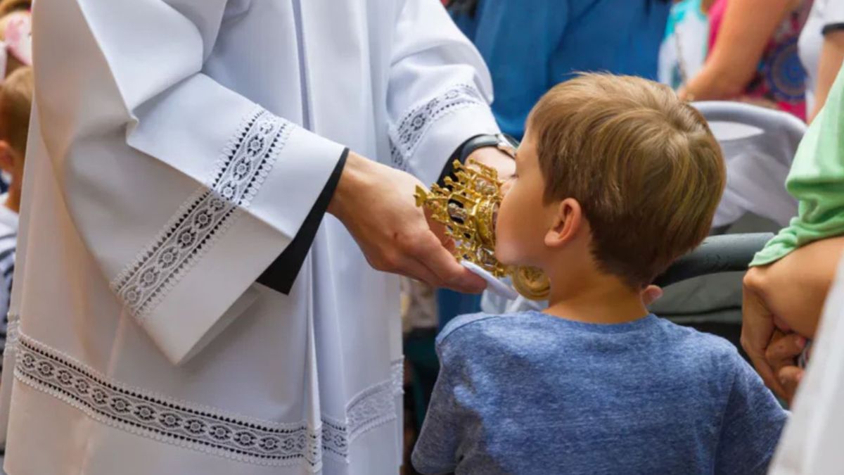 Uczniowie wypisują się z katechezy. Szkoły podały dane