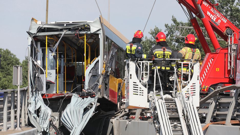 Warszawa. Wypadek autobusu miejskiego na trasie S8. Autobus przebił bariery spadł na nasyp przy Wisłostradzie