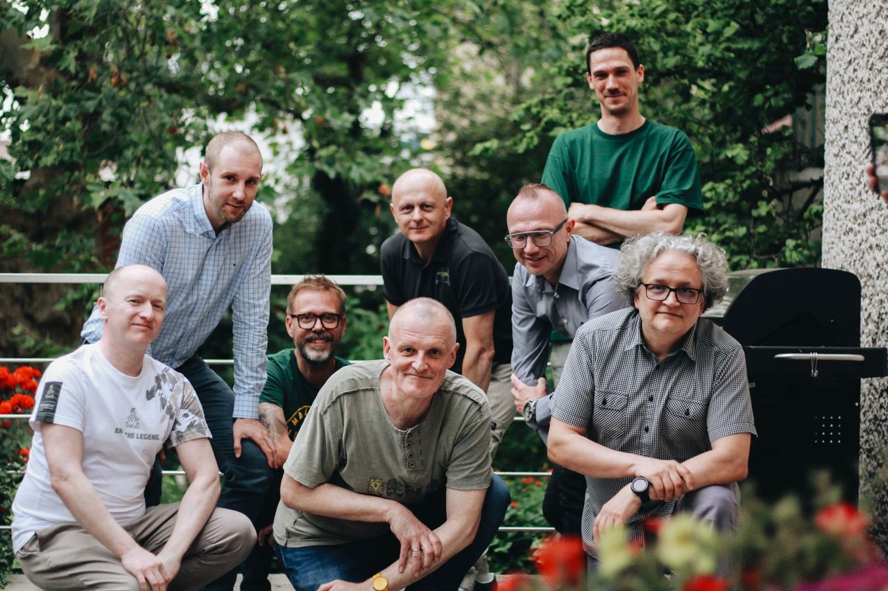 Silni mężczyźni pozwalają sobie pomóc. Na Allegro trwają wyjątkowe aukcje charytatywne