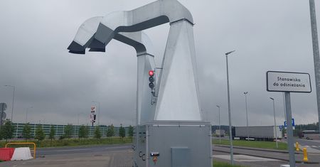 Będą stały przy autostradach. Kierowca musi podjechać pod urządzenie