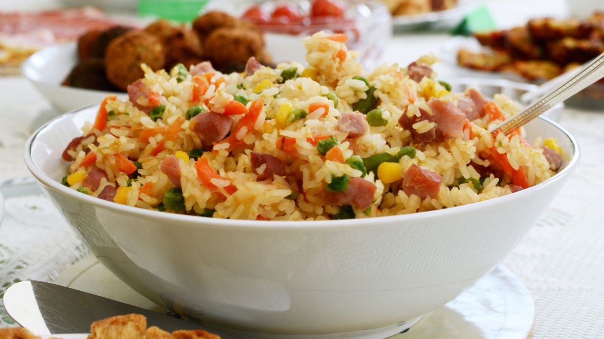 Sałatka z ryżem i mnóstwem kolorowych składników