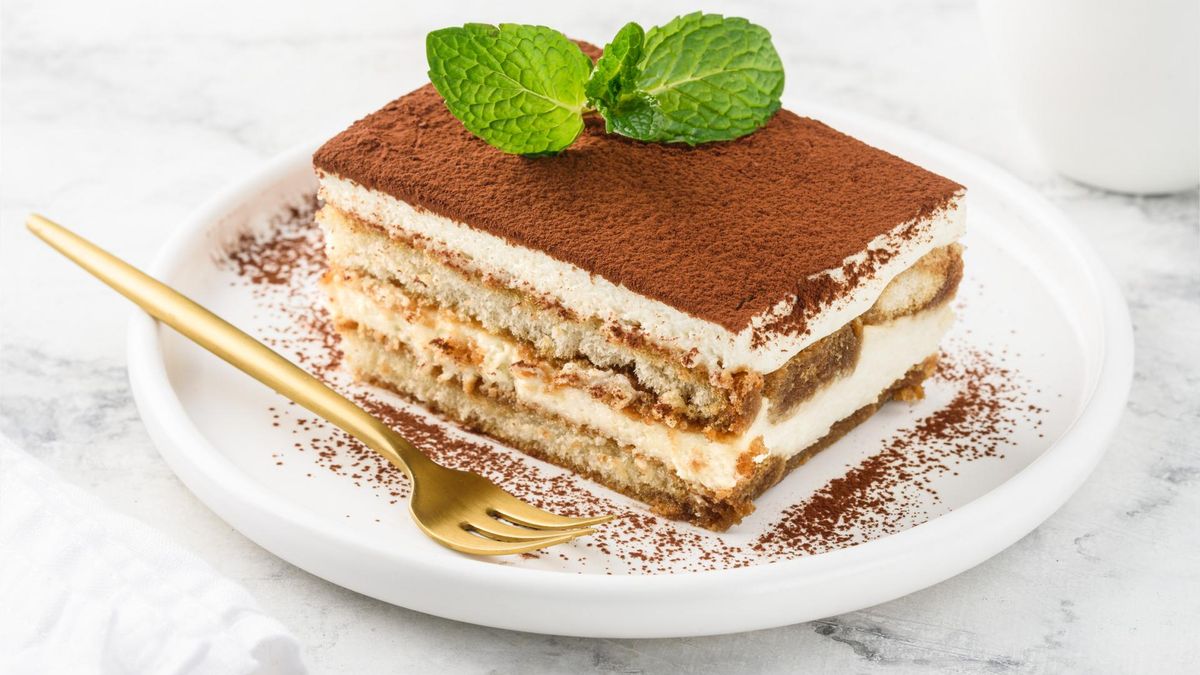 Tiramisu to włoski deser, który składa się z warstwy biszkoptu nasączonej bardzo mocną kawą oraz kremu z sera mascarpone, żółtek jaj i cukru