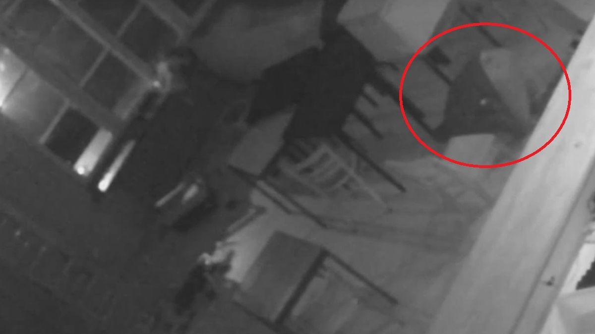 Mężczyźni włamali się do restauracji. Kiedy na miejsce przyjechała policja, rabusie udawali, że śpią. 