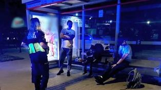 Warszawa: Pił wódkę na przystanku, obok przysypiała 5-letnia córka