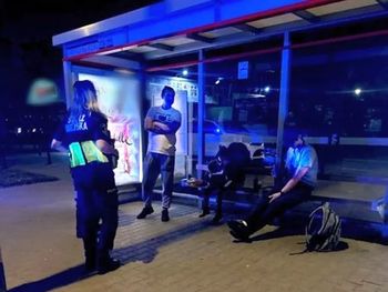 Warszawa: Pił wódkę na przystanku, obok przysypiała 5-letnia córka
