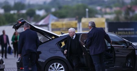 "Bardzo ładnie się palą". Kaczyński o samochodach elektrycznych