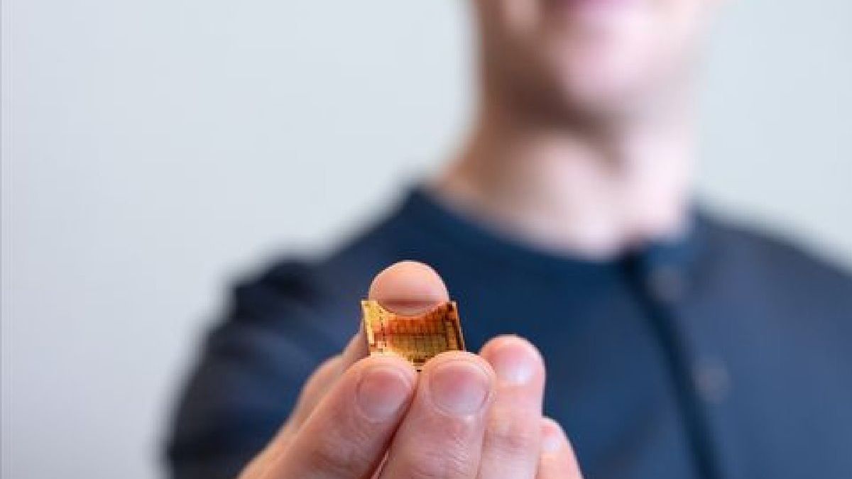 Chip AI od Meta w dłoniach Marka Zuckerberga