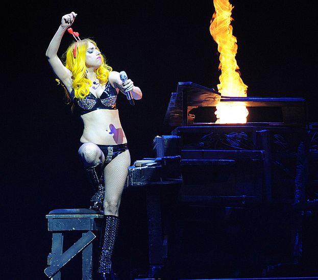 Lady GaGa spadła z fortepianu (WIDEO)