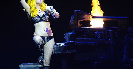 Lady GaGa spadła z fortepianu (WIDEO)