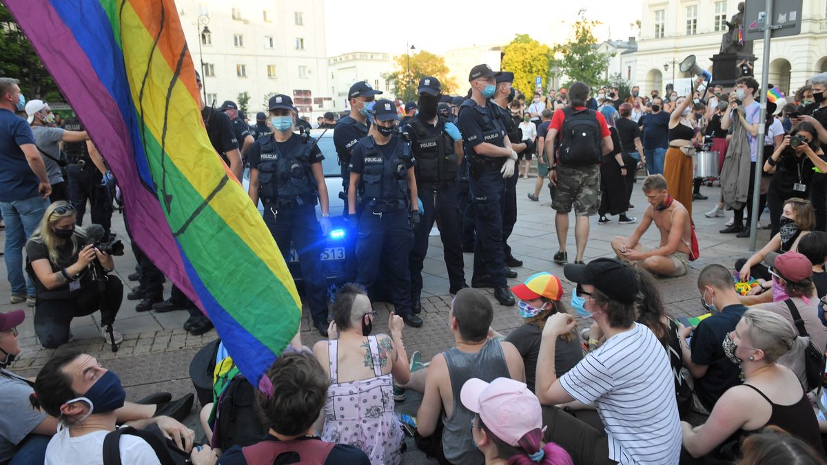 Flaga LGBT na kolejnym pomniku.