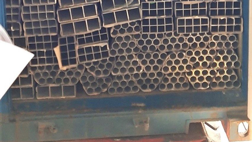 Celnicy zabezpieczyli blisko 6 ton metalowych elementów z przemytu. fot. źródło: KAS w Gdańsku