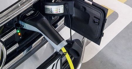 Samochody ekologiczne. Europa wyprzedziła Chiny w "elektrykach", Polacy wolą hybrydy