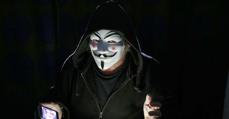 Twitter blokuje konta powiązane z Anonymous. Haktywiści reagują