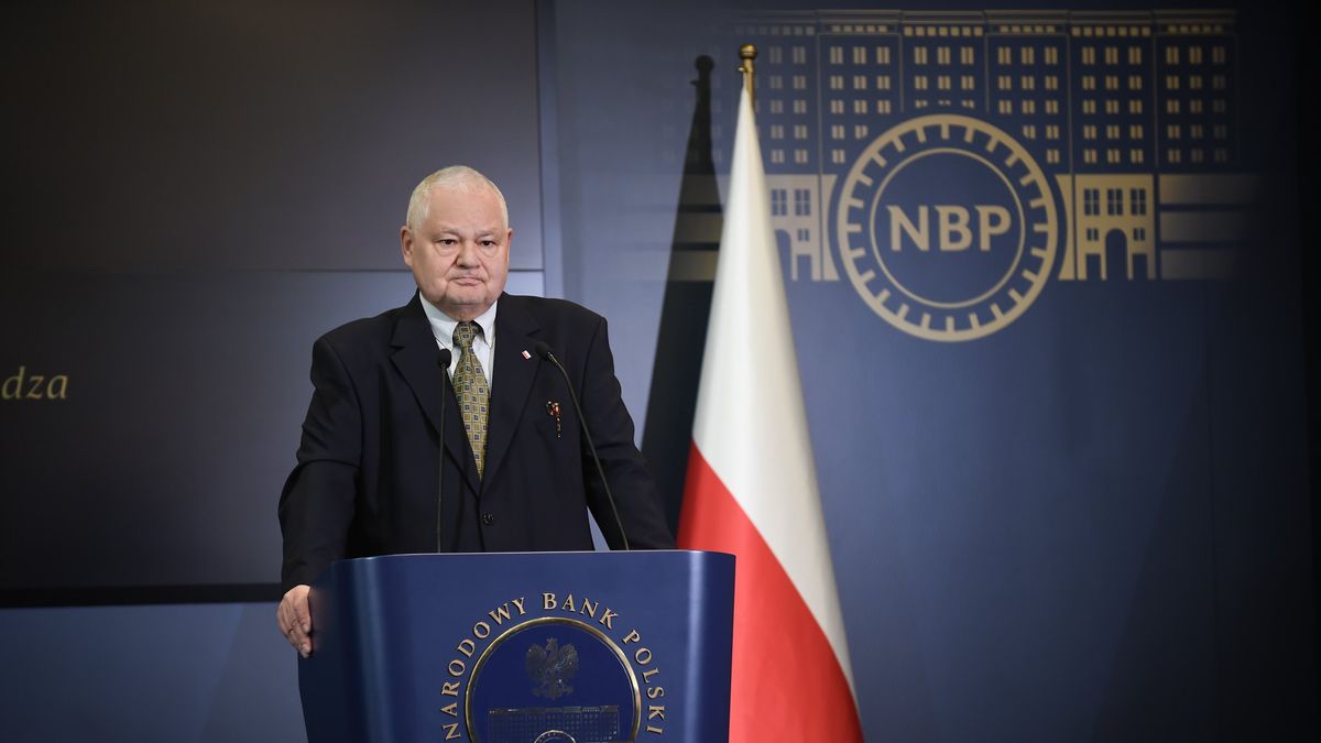 Na zdjęciu prof. Adam Glapiński w trakcie konferencji prasowej w NBP