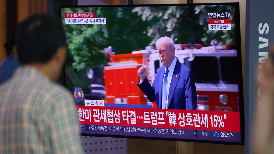 A television screen inside Seoul Station broadcasts a news report that US President Donald Trump's administration has agreed to impose 15 percent tariffs on South Korea, 10 percentage points lower than what was proposed, under a trade deal that would charge America no tariffs, in Seoul, South Korea, 31 July 2025. EPA/YONHAP SOUTH KOREA OUT Dostawca: PAP/EPA.