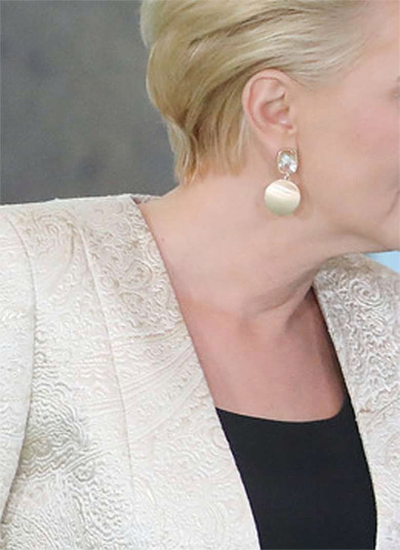 Stylizacja Agaty Dudy na spotkaniu z żołnierzami