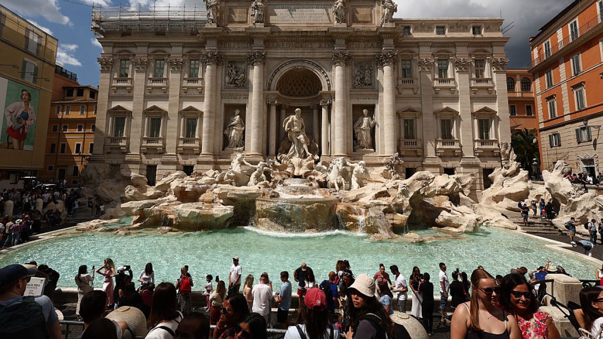 Coraz więcej mandatów za kąpiel w fontannie