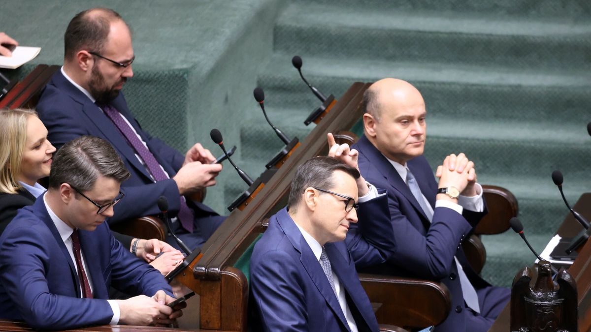 Byli ministrowie rządu Morawieckiego mogą odkupić służbowy sprzęt