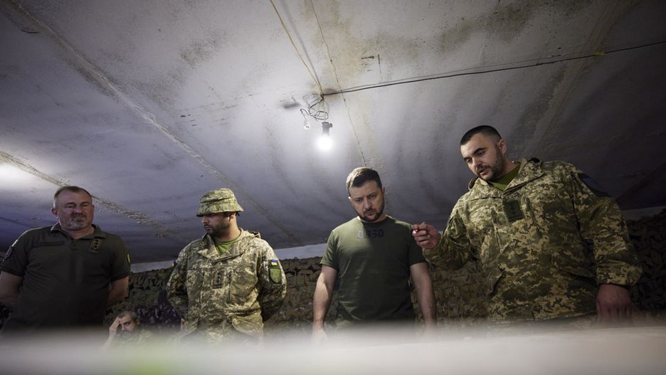 A handout picture made available by the presidential press service shows Ukrainian President Volodymyr Zelensky (C-R) speaking with servicemen during his visit to a frontline in the Zaporizhia area, Ukraine, 05 June 2022. Zelensky got himself updated on the operational situation at the line of defense amid the Russian invasion. Russian troops had invaded Ukraine on 24 February, starting a conflict that provoked fighting, destruction and a humanitarian crisis since. EPA/PRESIDENTIAL PRESS SERVICE HANDOUT HANDOUT HANDOUT EDITORIAL USE ONLY/NO SALES Dostawca: PAP/EPA.