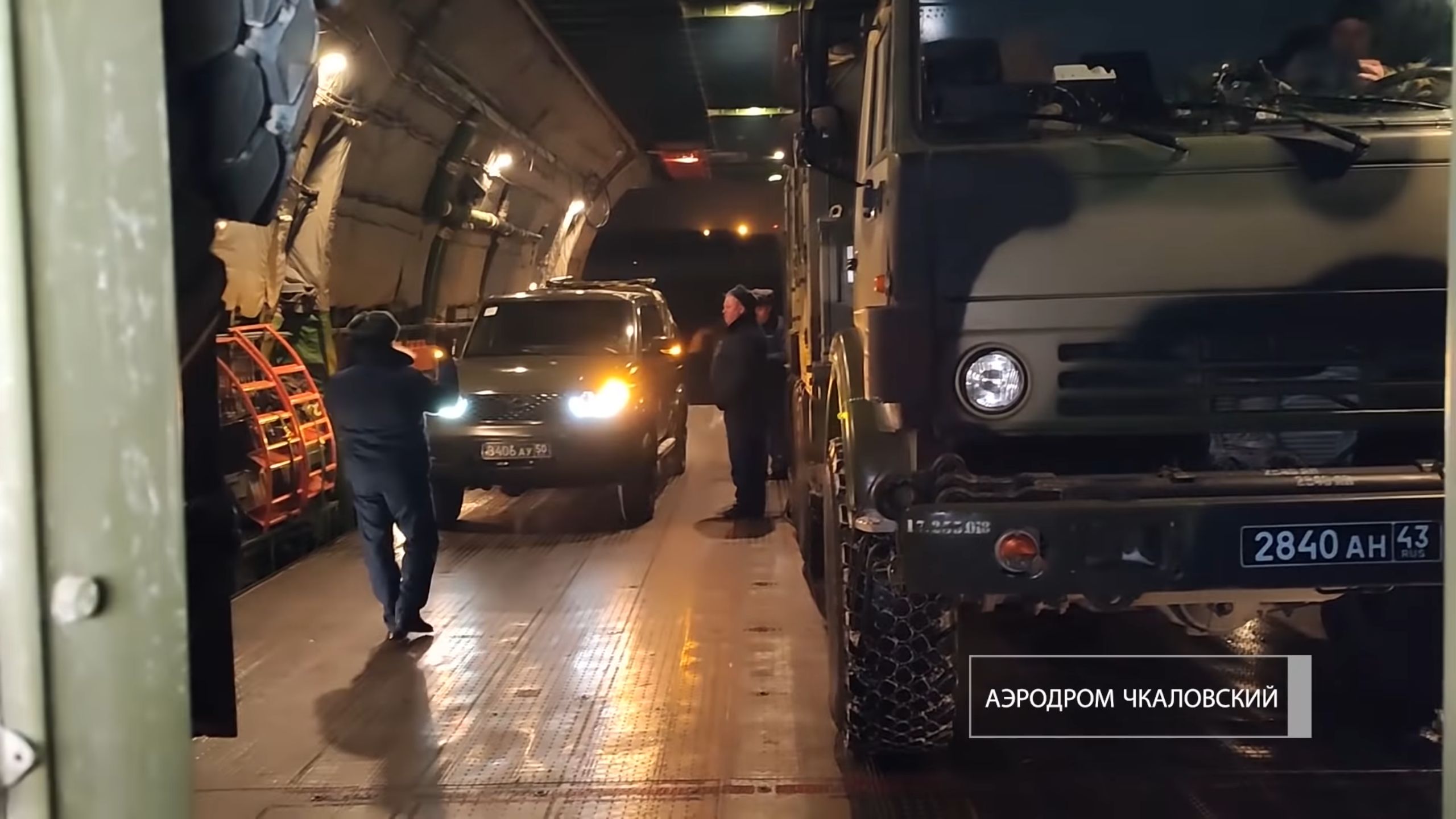 Załadunek sprzętu na podkład samolotów transportowych