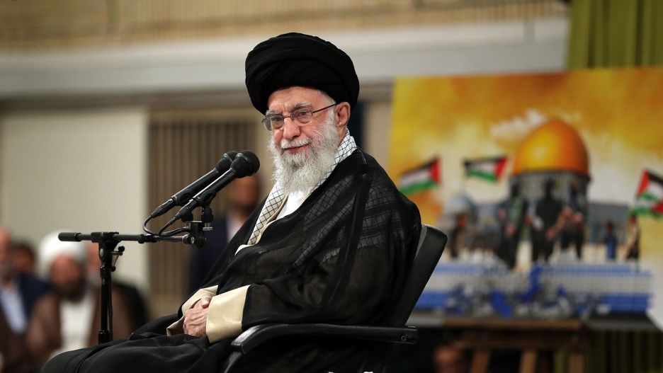 A handout picture made available by the Iranian supreme leader office shows, Iranian supreme leader Ayatollah Ali Khamenei speaks during a meeting with Iranian students in Tehran, Iran, 01 November 2023. Khamenei said that Muslim government must block export oil and other essential to Israel, as saying that Israel would be paralyzed within days without US help. EPA/SUPREME LEADER OFFICE HANDOUT HANDOUT EDITORIAL USE ONLY/NO SALES HANDOUT EDITORIAL USE ONLY/NO SALES Dostawca: PAP/EPA.