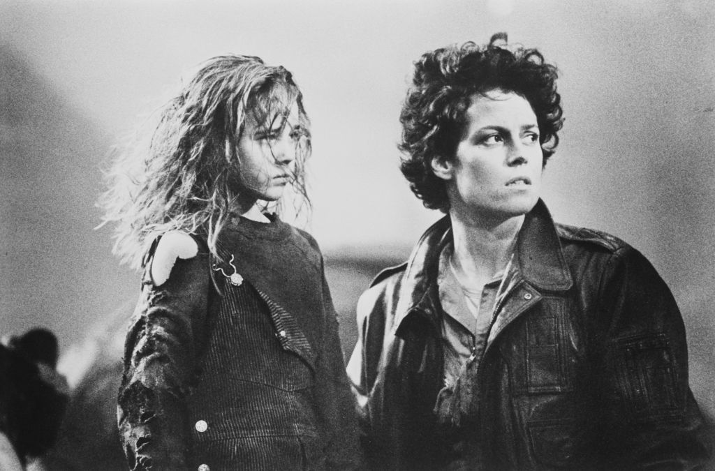 Sigourney Weaver und Carrie Henn am Set des Films "Aliens - Die Rückkehr"