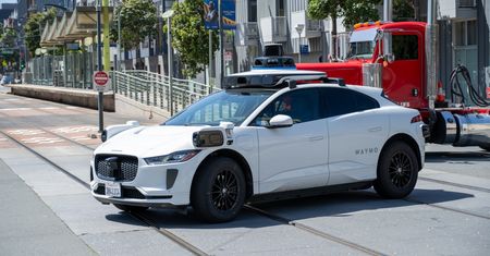Samochód bez kierowcy wjechał na targ w USA. Pojawił się nietypowy problem