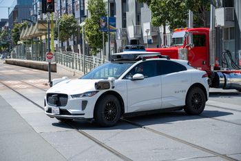Samochód bez kierowcy wjechał na targ w USA. Pojawił się nietypowy problem