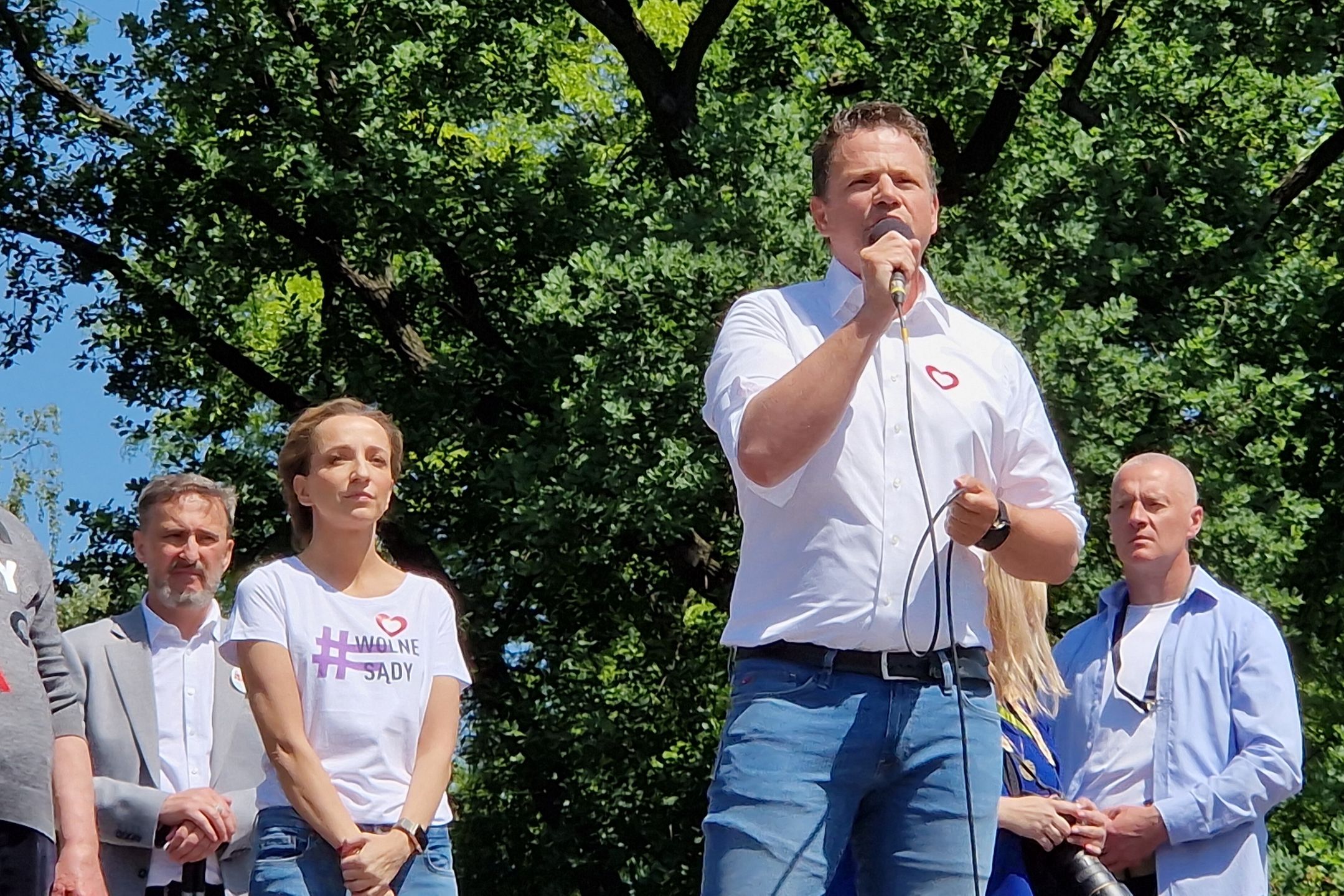 Warszawa, 04.06.2023. Prezydent Warszawy Rafał Trzaskowski przemawia podczas Marszu 4 Czerwca w Warszawie, 4 bm. Marsz organizowany jest przez PO. W kwietniu wezwał do niego lider partii Donald Tusk. Marsz "w samo południe 4 czerwca" odbywa się - jak deklarują jego organizatorzy - "przeciw drożyźnie, złodziejstwu i kłamstwu, za wolnymi wyborami i demokratyczną, europejską Polską". Udział w marszu zapowiedziały też inne ugrupowania opozycyjne - Lewica, PSL i Polska 2050 Szymona Hołowni. (mr) PAP/Kalbar ***Zdjęcie do depeszy PAP pt. W Warszawie zebrali się uczestnicy marszu zainicjowanego przez Donalda Tuska i PO***