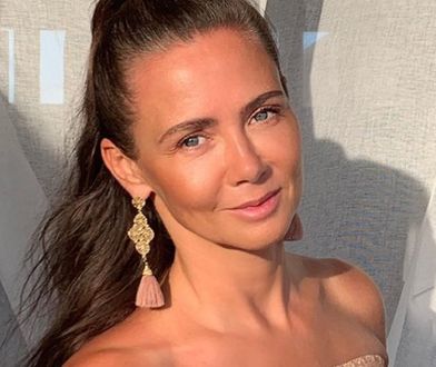 Kinga Rusin wygina się na piasku. Pokazała zdjęcia, co za figura