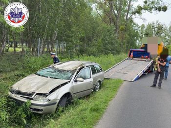 Oława: Pijana 29-latka dachowała. Twierdziła, że to przez zmywacz do paznokci