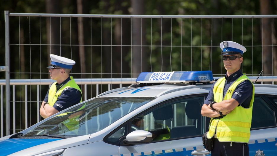 Policja bada sprawę poniszczonych aut na warszawskiej Białołęce 